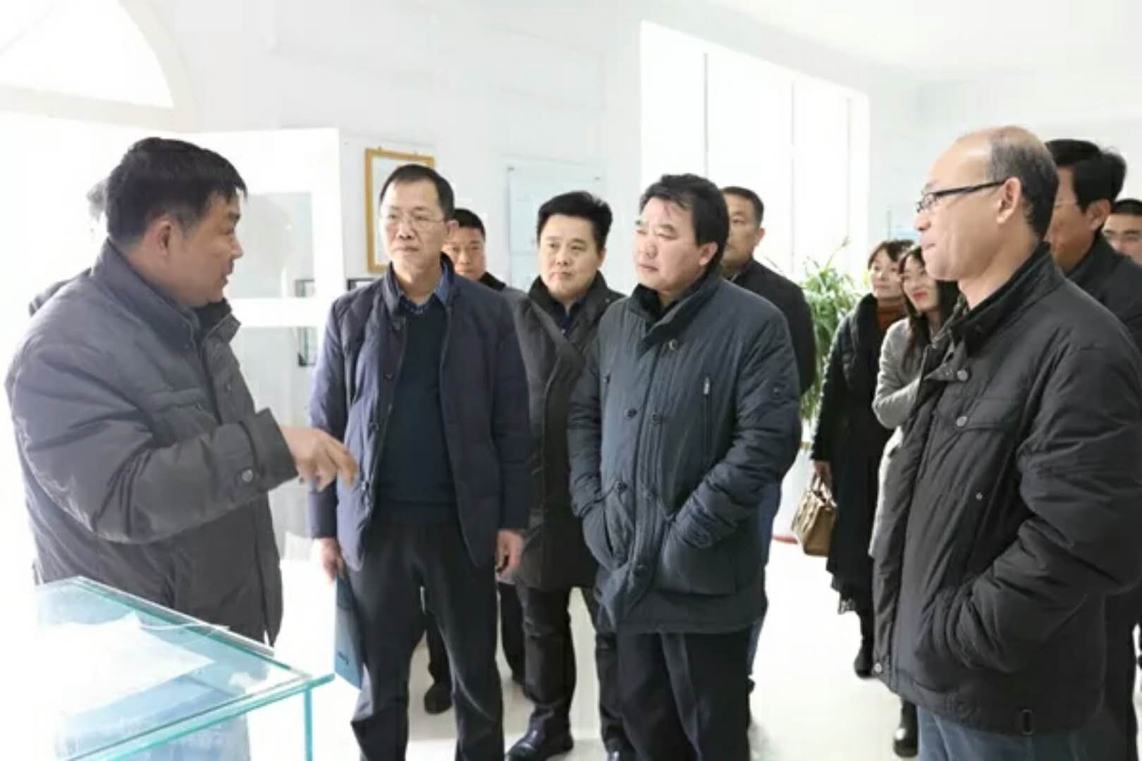 安陽市高新區(qū)負(fù)責(zé)人李長治、管委會副主任牛福生一行深入我司調(diào)研